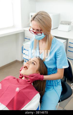 Großzügige Gesichtsgelenke, Osteopathen, Gesichtsmassagegelenke, Zähnekontrolle, Mundpflege, gesunde Zähne, Zahnbehandlung Stockfoto