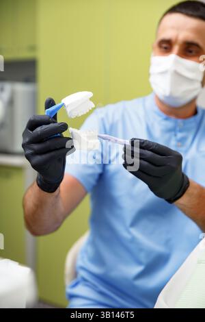 Zahnbehandlung, Zahnarzt überprüft Zähne, Zahnuntersuchung, lächelnde Frau, Zahnbehandlung, Zahnbehandlung, Frau in einer Zahnklinik lächelnd Stockfoto