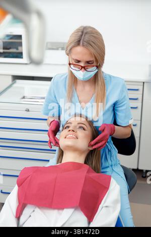 Großzügige Gesichtsgelenke, Osteopathen, Gesichtsmassagegelenke, Zähnekontrolle, Mundpflege, gesunde Zähne, Zahnbehandlung Stockfoto