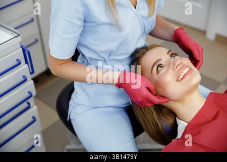 Großzügige Gesichtsgelenke, Osteopathen, Gesichtsmassagegelenke, Zähnekontrolle, Mundpflege, gesunde Zähne, Zahnbehandlung Stockfoto