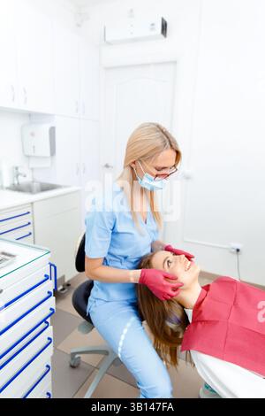 Großzügige Gesichtsgelenke, Osteopathen, Gesichtsmassagegelenke, Zähnekontrolle, Mundpflege, gesunde Zähne, Zahnbehandlung Stockfoto