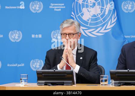 NEW YORK, NEW YORK – 22. APRIL 2025: Jean-Pierre Lacroix, Untergeneralsekretär für Friedenseinsätze, spricht während eines Pressebriefings über die bevorstehende UN-Friedensministerkonferenz 2025, die vom 13. Bis 14. Mai in Berlin stattfinden soll. Er wurde von Nils Hilmer, Staatssekretär im Bundesministerium für Verteidigung der Bundesrepublik Deutschland, und Katharina Stasch, Generaldirektorin für Internationale Ordnung, Rüstungskontrolle und den Vereinten Nationen des Auswärtigen Amtes Deutschlands, begleitet. In dem Briefing wurden die wichtigsten Ziele der Konferenzen, darunter die Stärkung der politischen Verpflichtungen, Operator, dargelegt Stockfoto