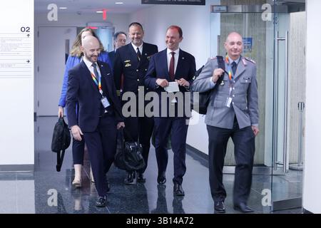 NEW YORK, NEW YORK – 22. APRIL 2025: Jean-Pierre Lacroix, Untergeneralsekretär für Friedenseinsätze, spricht während eines Pressebriefings über die bevorstehende UN-Friedensministerkonferenz 2025, die vom 13. Bis 14. Mai in Berlin stattfinden soll. Zu ihm gehörten Nils Hilmer, Staatssekretär im Bundesministerium für Verteidigung (Mitte), und Katharina Stasch, Generaldirektorin für internationale Ordnung, Rüstungskontrolle und die Vereinten Nationen des Auswärtigen Amtes Deutschlands (rechts). In dem Briefing wurden die wichtigsten Ziele der Konferenzen, einschließlich der Stärkung der politischen Strategie, dargelegt Stockfoto