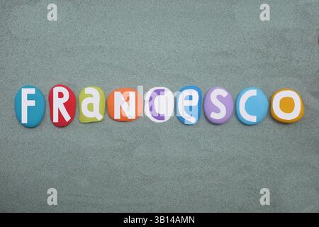 Francesco, männlicher italienischer Vorname, der aus mehrfarbigen handgemalten Steinbuchstaben über grünen Buchstaben besteht Stockfoto