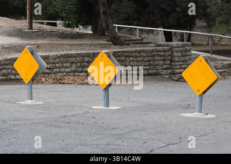 Leere gelbe Verkehrsschilder auf der Straße Stockfoto