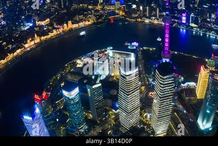Shanghai, China - 1. April 2025: Ein atemberaubender nächtlicher Blick vom Shanghai Tower aus mit Blick auf den Oriental Pearl Tower, Huangpu River, Pudong District und Sha Stockfoto