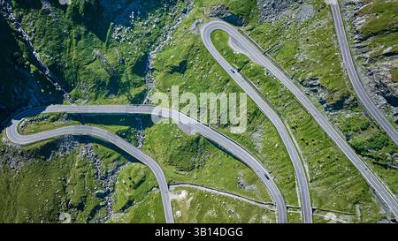 Luftaufnahme direkt über dem Transfagarasan Highway, Bergstraße in den Karpaten, Bulgarien, Balkan, Europa Stockfoto