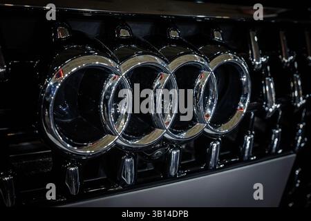 BELGRAD, SERBIEN - 21. MÄRZ 2025: Audi Logo mit vier ineinander greifenden Chromringen am schwarzen Kühlergrill in Belgrad. Audi ist ein deutscher Automobilhersteller Stockfoto