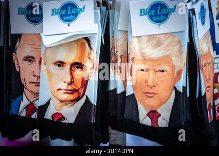BELGRAD, SERBIEN - 21. MÄRZ 2025: Trumpfsocken von Wladimir Putin und Donald zum Verkauf in Belgrad, ein Symbol für die Verbindung zwischen den beiden Präsidenten und Th Stockfoto
