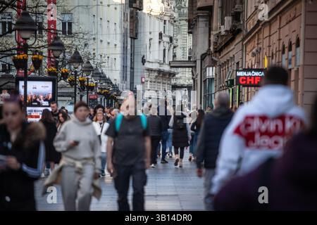 BELGRAD, SERBIEN - 21. MÄRZ 2025: Menschenmenge, serbisches Volk, in der Knez Mihailova Straße in Belgrad, der Hauptfußgängerzone der serbischen Hauptstadt. Stockfoto