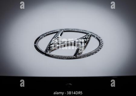 BELGRAD, SERBIEN - 21. MÄRZ 2025: Das Chrom Hyundai Logo H glänzt vor einer weißen Motorhaube in Belgrad. Hyundai Motor Company ist ein Automobilhandbuch Stockfoto