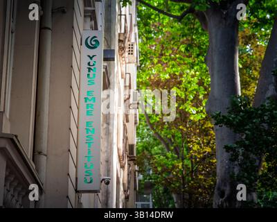 BELGRAD, SERBIEN - 21. MÄRZ 2025: Vertikales Zeichen des türkischen Yunus Emre Instituts in belgrad, das Ankaras führendes Kulturdiplomatie-Zentrum in Ankara markiert Stockfoto