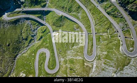 Luftaufnahme direkt über dem Transfagarasan Highway, Bergstraße in den Karpaten, Bulgarien, Balkan, Europa Stockfoto