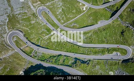 Luftaufnahme direkt über dem Transfagarasan Highway, Bergstraße in den Karpaten, Bulgarien, Balkan, Europa Stockfoto