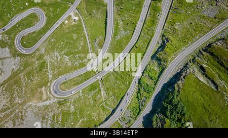 Luftaufnahme direkt über dem Transfagarasan Highway, Bergstraße in den Karpaten, Bulgarien, Balkan, Europa Stockfoto