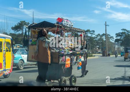 Die geschäftigen Straßen von Herat mit Transport und Straßenhandel Stockfoto