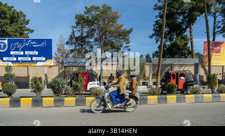 Die geschäftigen Straßen von Herat mit Transport und Straßenhandel Stockfoto