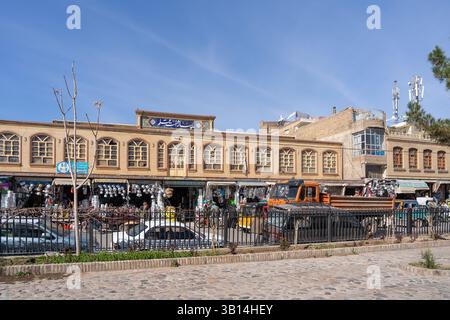 Die geschäftigen Straßen von Herat mit Transport und Straßenhandel Stockfoto