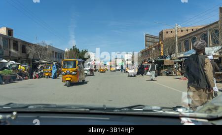 Die geschäftigen Straßen von Herat mit Transport und Straßenhandel Stockfoto
