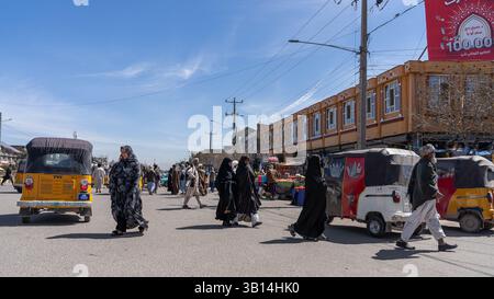 Die geschäftigen Straßen von Herat mit Transport und Straßenhandel Stockfoto