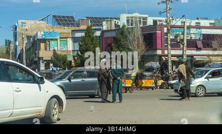 Die geschäftigen Straßen von Herat mit Transport und Straßenhandel Stockfoto
