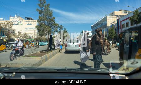 Die geschäftigen Straßen von Herat mit Transport und Straßenhandel Stockfoto