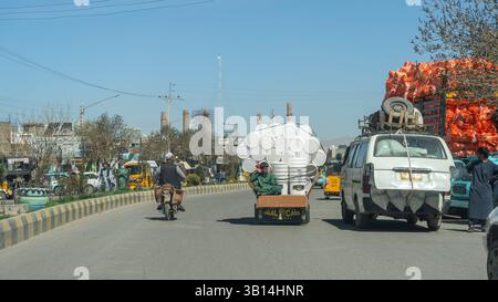 Die geschäftigen Straßen von Herat mit Transport und Straßenhandel Stockfoto