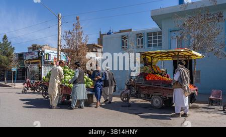 Die geschäftigen Straßen von Herat mit Transport und Straßenhandel Stockfoto