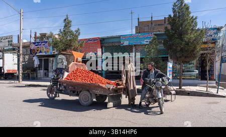Die geschäftigen Straßen von Herat mit Transport und Straßenhandel Stockfoto
