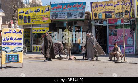 Die geschäftigen Straßen von Herat mit Transport und Straßenhandel Stockfoto