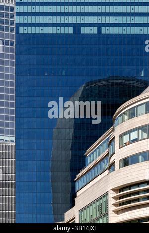 LONDON, Großbritannien - 1. APRIL 2025: Das Walkie Talkie Gebäude (20 Fenchurch Street) spiegelt sich in 8 Bishopsgate Building wider Stockfoto