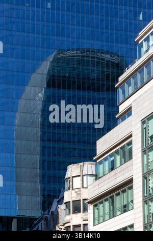 LONDON, Großbritannien - 1. APRIL 2025: Das Walkie Talkie Gebäude (20 Fenchurch Street) spiegelt sich in 8 Bishopsgate Building wider Stockfoto