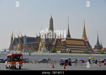 Der Grand Palace auf Bangkoks historischer Insel Rattanakosin ist eine der beliebtesten Attraktionen Thailands mit über 8 Millionen Besuchern pro Jahr Stockfoto
