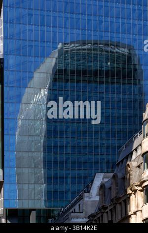 LONDON, Großbritannien - 1. APRIL 2025: Das Walkie Talkie Gebäude (20 Fenchurch Street) spiegelt sich in 8 Bishopsgate Building wider Stockfoto