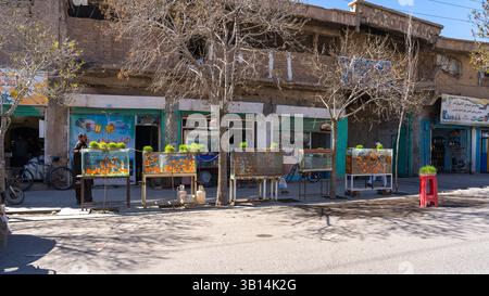 Die geschäftigen Straßen von Herat mit Transport und Straßenhandel Stockfoto