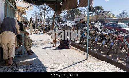 Die geschäftigen Straßen von Herat mit Transport und Straßenhandel Stockfoto
