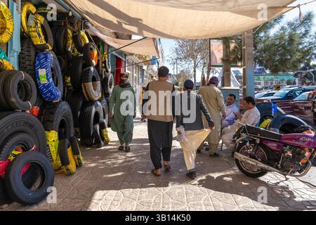 Die geschäftigen Straßen von Herat mit Transport und Straßenhandel Stockfoto