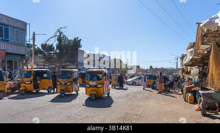 Die geschäftigen Straßen von Herat mit Transport und Straßenhandel Stockfoto