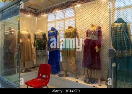 Herat, Afghanistan, Schaufenster mit nationalen, traditionellen Damenkleidern Stockfoto