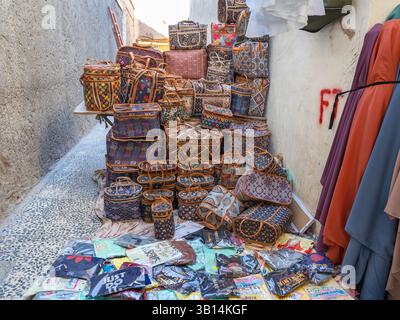 Die geschäftigen Straßen von Herat mit Transport und Straßenhandel Stockfoto