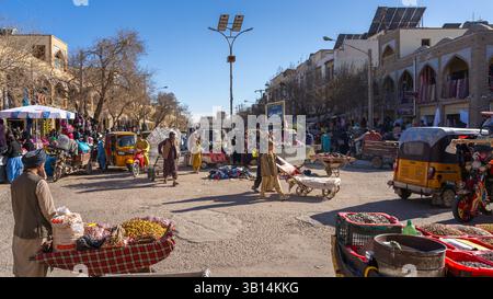 Die geschäftigen Straßen von Herat mit Transport und Straßenhandel Stockfoto