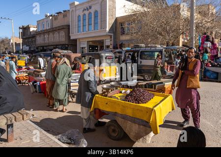 Die geschäftigen Straßen von Herat mit Transport und Straßenhandel Stockfoto