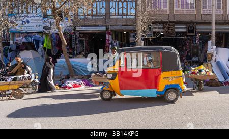 Die geschäftigen Straßen von Herat mit Transport und Straßenhandel Stockfoto