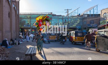 Die geschäftigen Straßen von Herat mit Transport und Straßenhandel Stockfoto