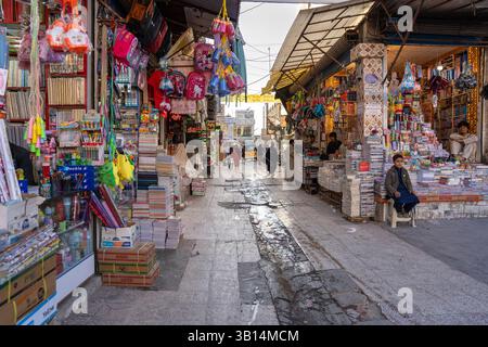 Die geschäftigen Straßen von Herat mit Transport und Straßenhandel Stockfoto