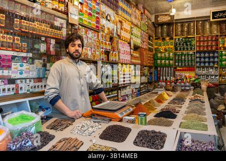 Afghane verkauft Gewürze und Nüsse Stockfoto