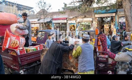 Die geschäftigen Straßen von Herat mit Transport und Straßenhandel Stockfoto