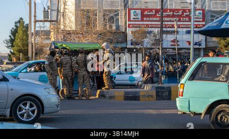 Die geschäftigen Straßen von Herat mit Transport und Straßenhandel Stockfoto