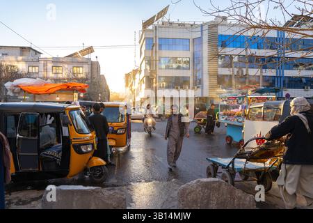 Die geschäftigen Straßen von Herat mit Transport und Straßenhandel Stockfoto
