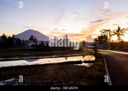 Mount Agung beim Morgenaufgang in Bali, Indonesien Stockfoto